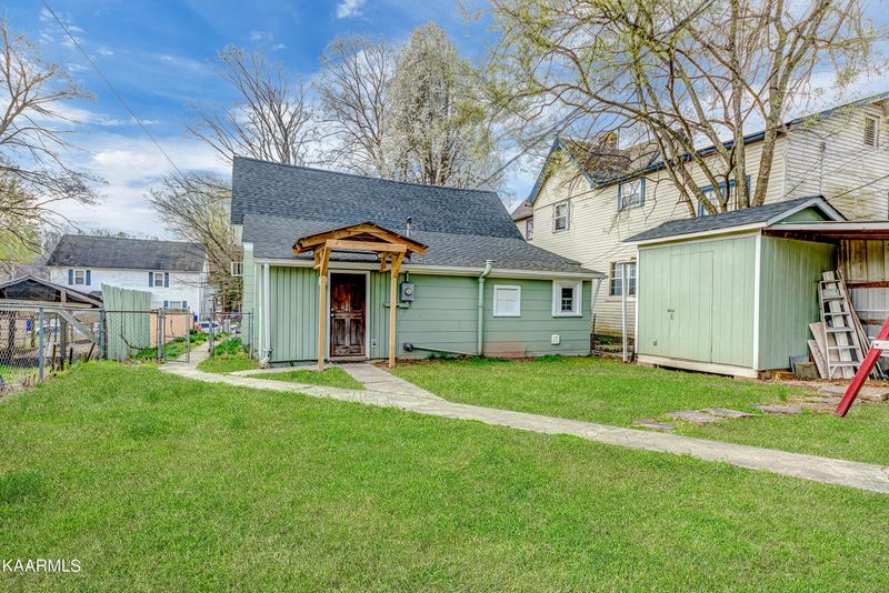 406 Carter Ave, Harriman, TN 37748