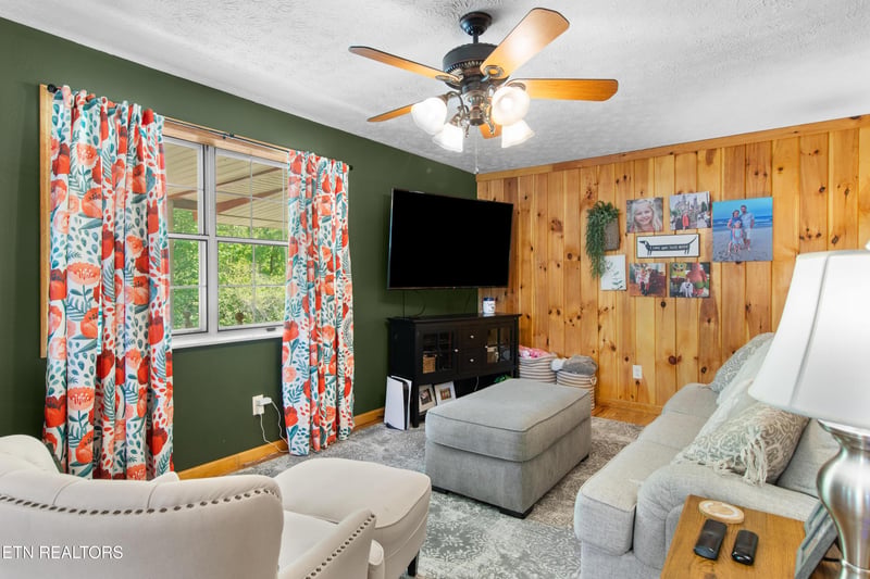 406 Douglas Ln, Jellico, TN 37762