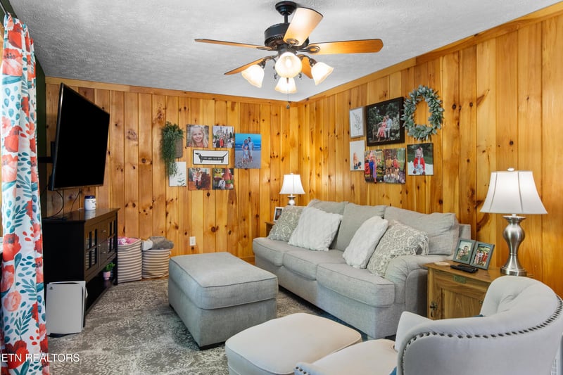 406 Douglas Ln, Jellico, TN 37762