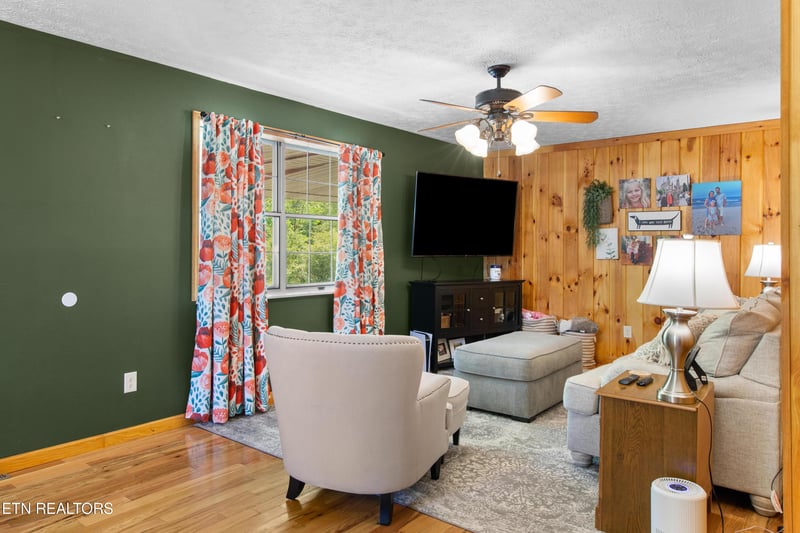 406 Douglas Ln, Jellico, TN 37762