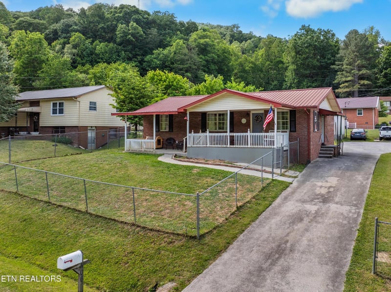 406 Douglas Ln, Jellico, TN 37762