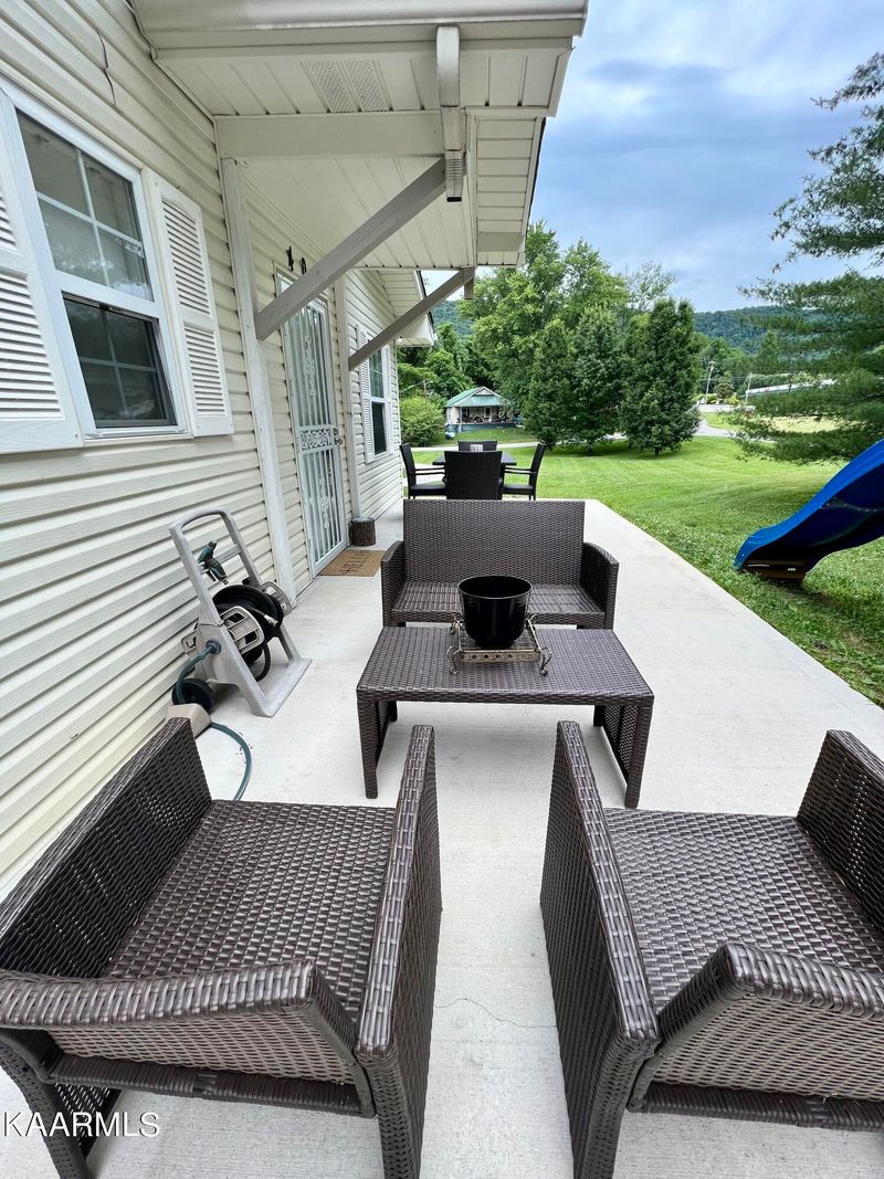 406 S Massachusetts Ave, Lafollette, TN 37766