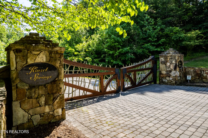 407 Chetola Tr, Townsend, TN 37882