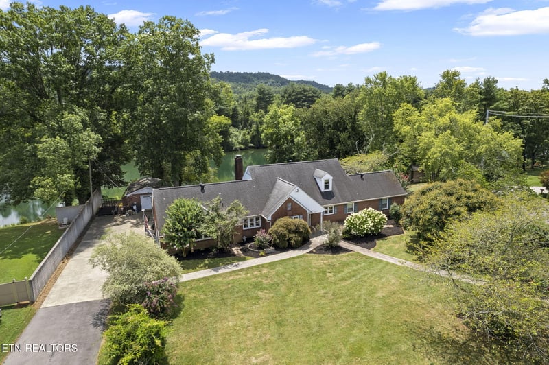 407 Eagle Bend Ln, Clinton, TN 37716