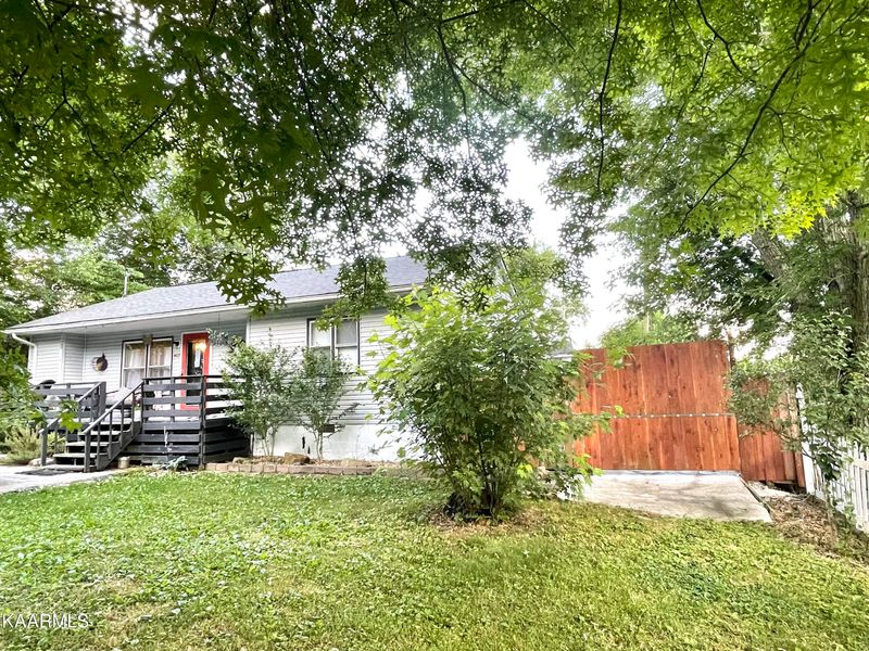 407 Ellison Rd, Lafollette, TN 37766