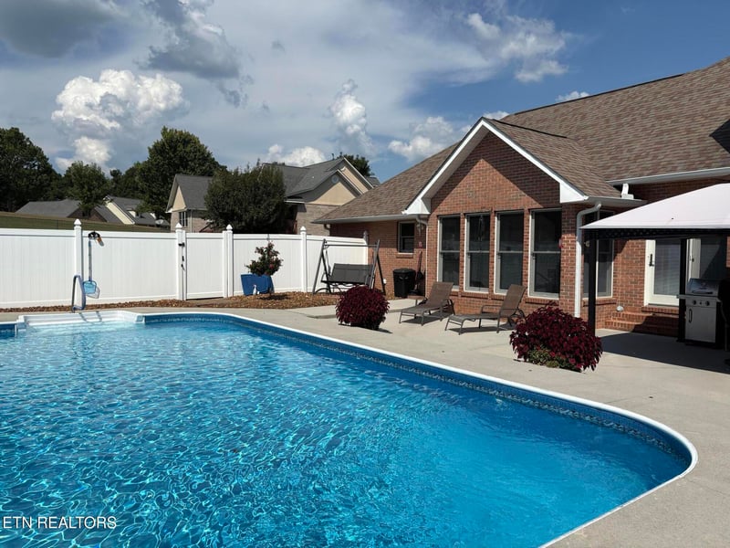 407 Mountain View Rd, Madisonville, TN 37354
