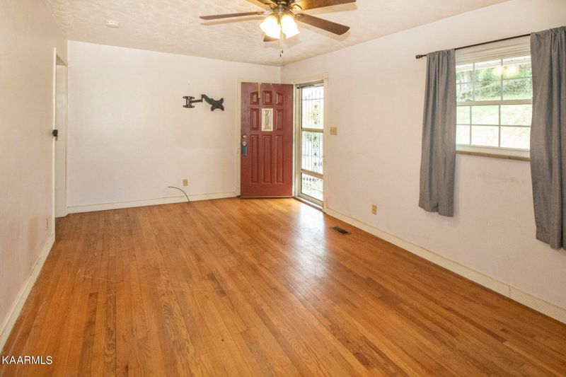 407 Pine St, Clinton, TN 37716