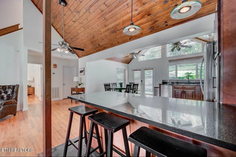 408 Lakecrest Dr, Harriman, TN 37748