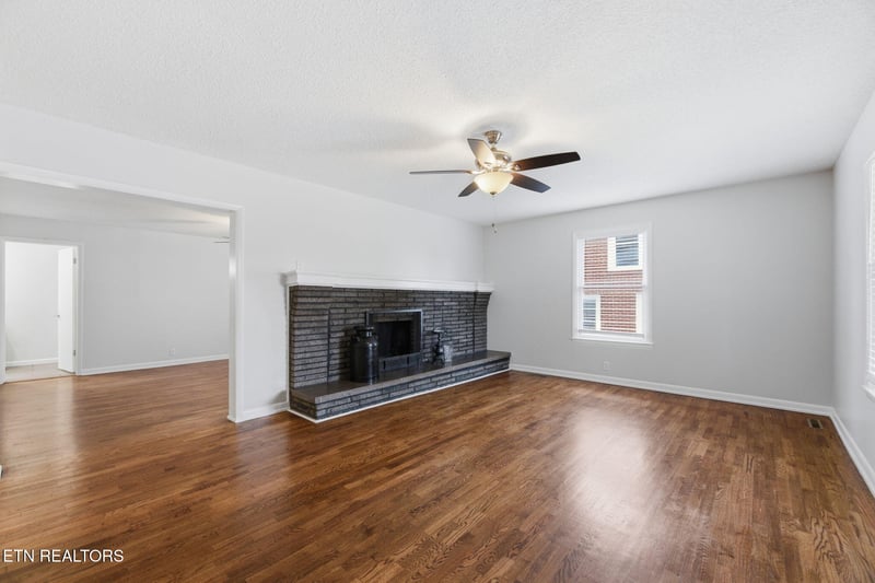 409 W 1st Ave, Lenoir City, TN 37771