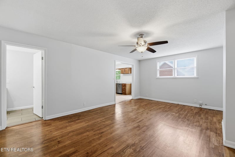409 W 1st Ave, Lenoir City, TN 37771