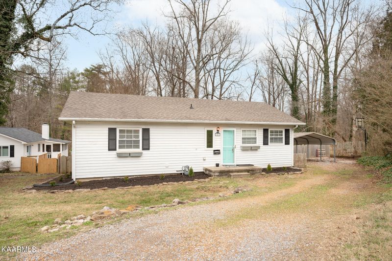 41 Outer Dr, Oak Ridge, TN 37830