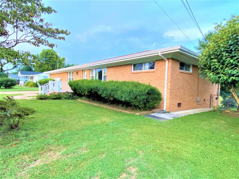 410 Riverside D Dr, Clinton, TN 37716