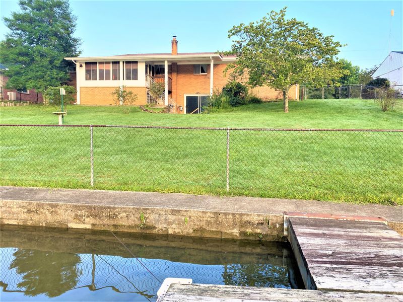 410 Riverside D Dr, Clinton, TN 37716