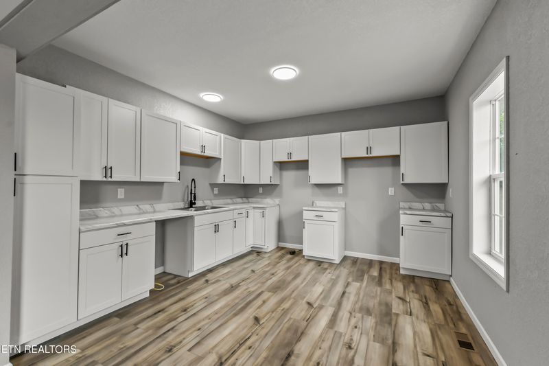 410 W Walden St, Lafollette, TN 37766