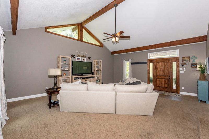 4104 Fox Hills Dr, Louisville, TN 37777