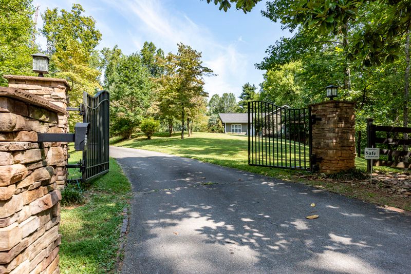 4104 Fox Hills Dr, Louisville, TN 37777