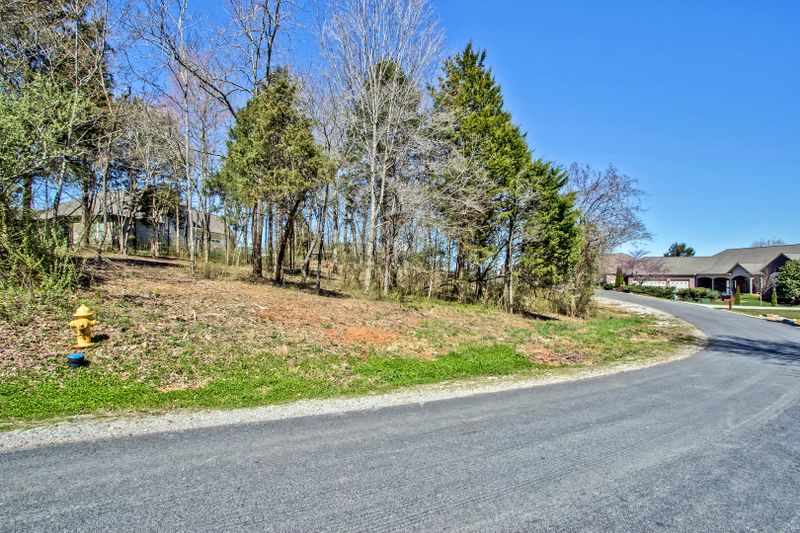 411 Cayuga Dr, Loudon, TN 37774