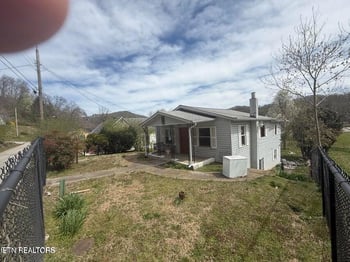 411 Hen Valley Rd, Oliver Springs, TN 37840
