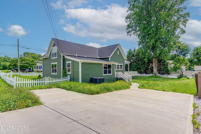 413 E Inskip Dr, Knoxville, TN 37912