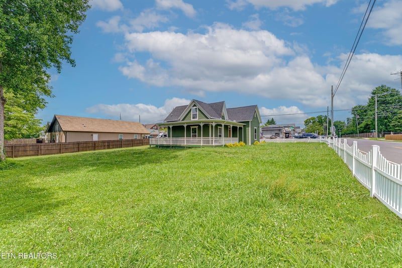 413 E Inskip Dr, Knoxville, TN 37912