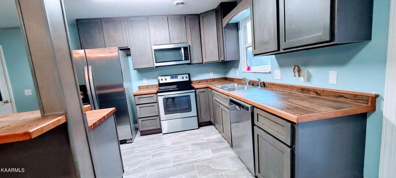 413 Warrior Dr, Harriman, TN 37748