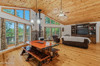 414 Shaddon Rd, Tellico Plains, TN 37385