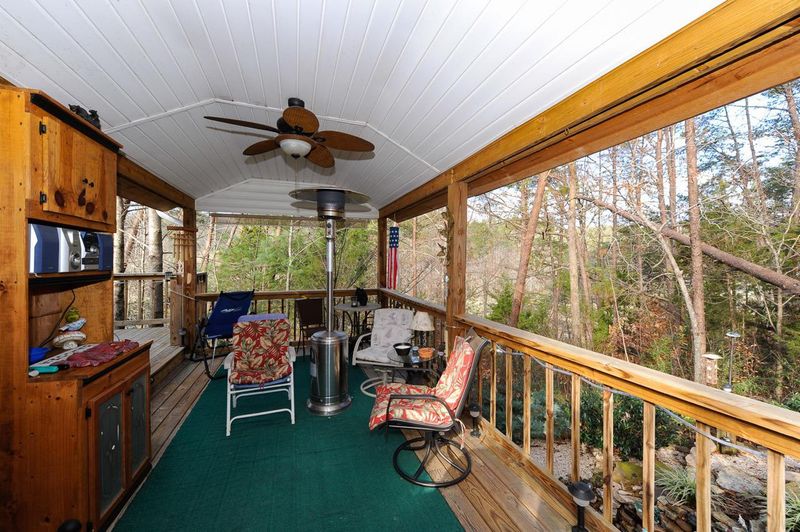 415 Mountain Thrush Dr, Townsend, TN 37882