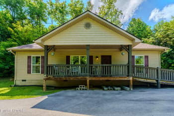 416 Forrest Springs Dr, Gatlinburg, TN 37738