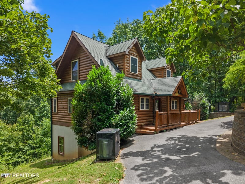 4160 Chamberlain Ln, Sevierville, TN 37862