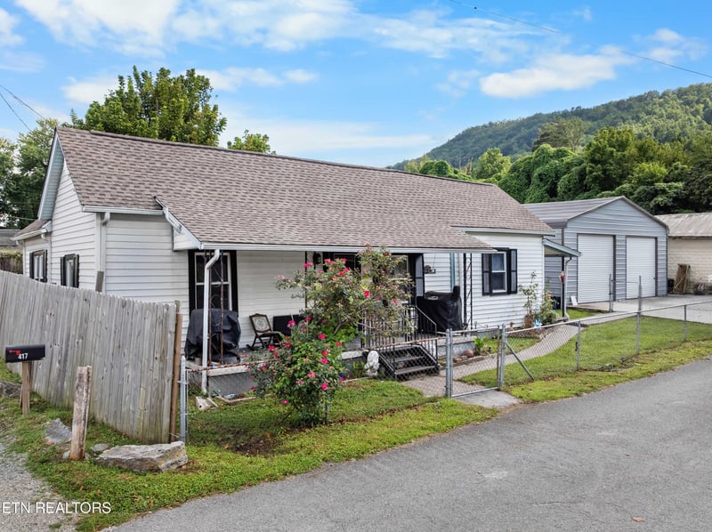 417 E 3rd St, Rocky Top, TN 37769