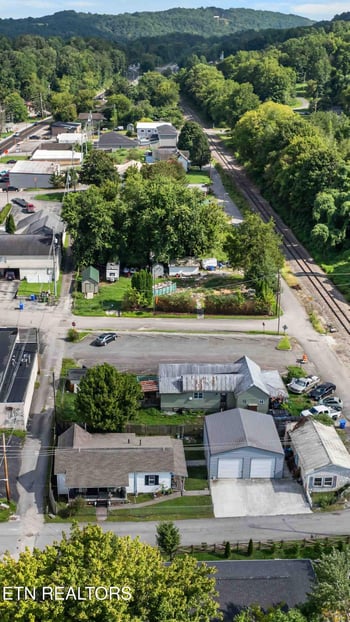 417 E 3rd St, Rocky Top, TN 37769