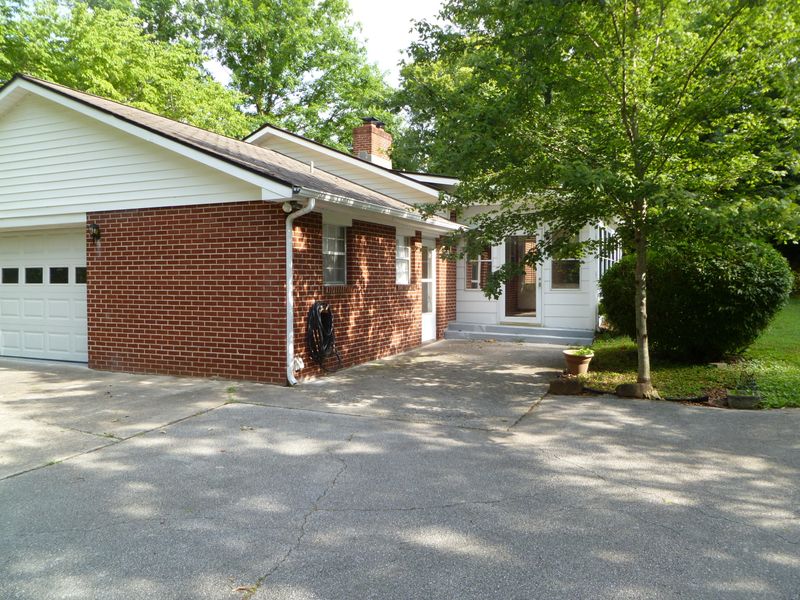 417 Maple Ave, Oliver Springs, TN 37840