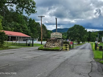 417 Mountain Thrush Dr, Townsend, TN 37882