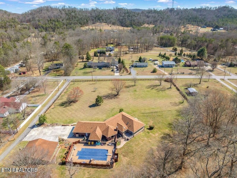 417 Raccoon Valley Rd, Powell, TN 37849