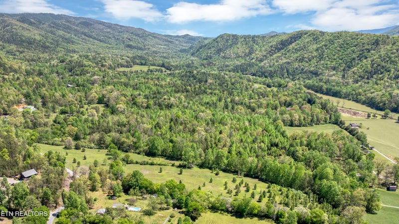 418 E Millers Cove Rd, Walland, TN 37886