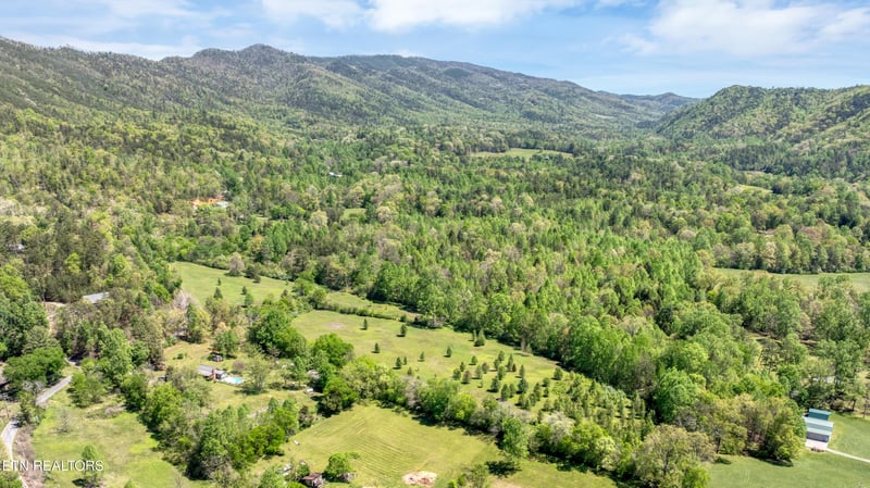 418 E Millers Cove Rd, Walland, TN 37886