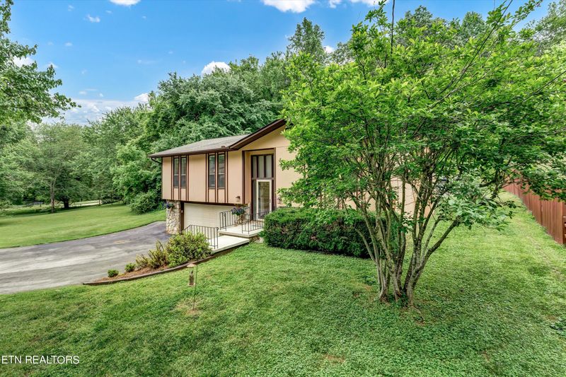 418 Ivanhoe Rd, Powell, TN 37849