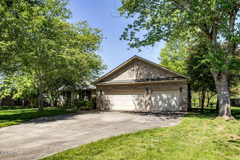 418 Mariner Point Dr, Clinton, TN 37716
