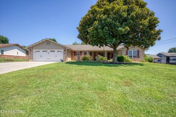 418 Woods View Cir, Kodak, TN 37764