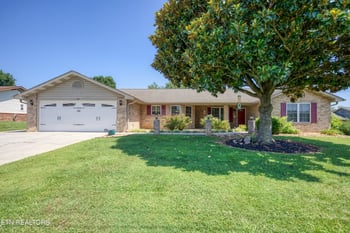 418 Woods View Cir, Kodak, TN 37764