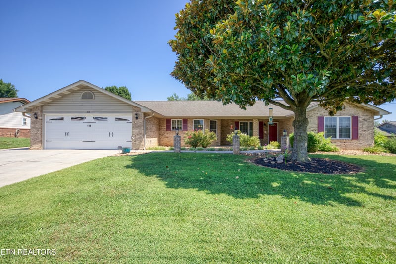 418 Woods View Cir, Kodak, TN 37764