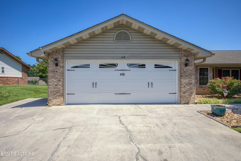 418 Woods View Cir, Kodak, TN 37764