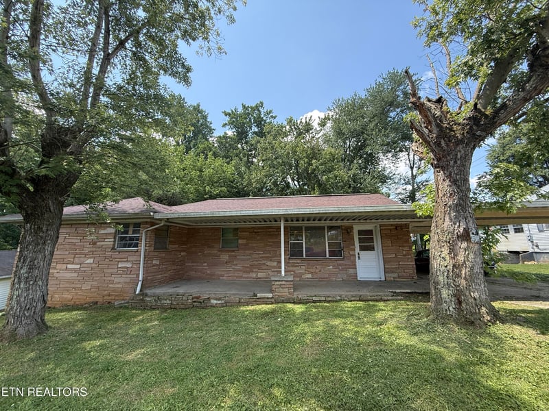 419 Carlock Ave, Harriman, TN 37748