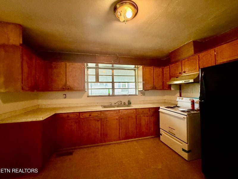 419 Carlock Ave, Harriman, TN 37748