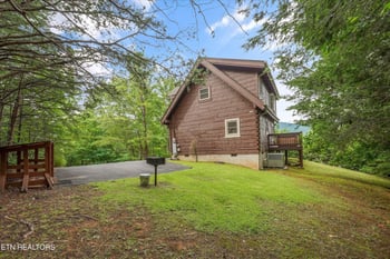 419 Matterhorn Dr, Gatlinburg, TN 37738