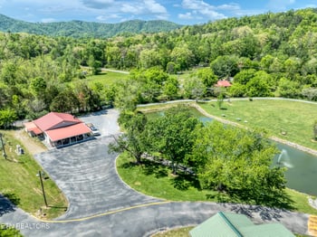 419 Mountain Thrush Dr, Townsend, TN 37882