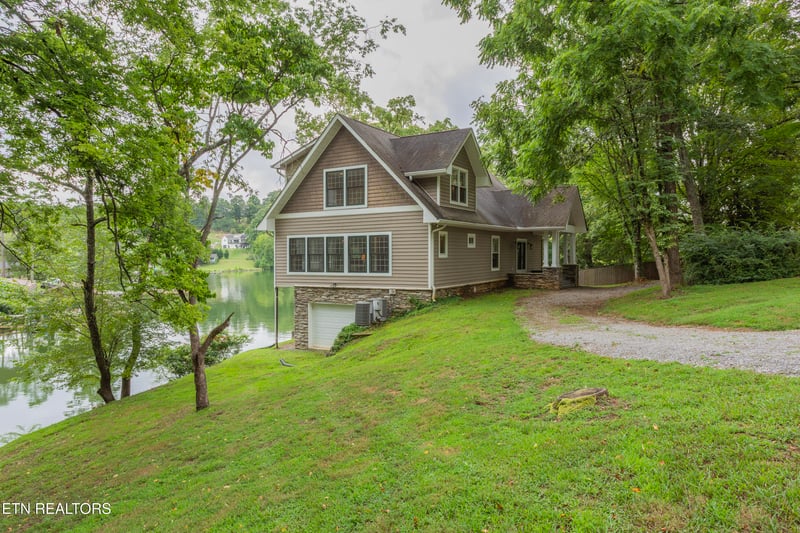 4193 Parris Dr, Lenoir City, TN 37772