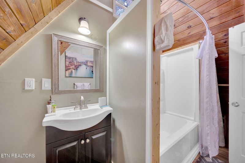 4206 Dellinger Hollow Rd, Pigeon Forge, TN 37863