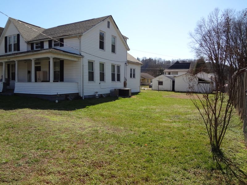 421 Carter Ave, Harriman, TN 37748