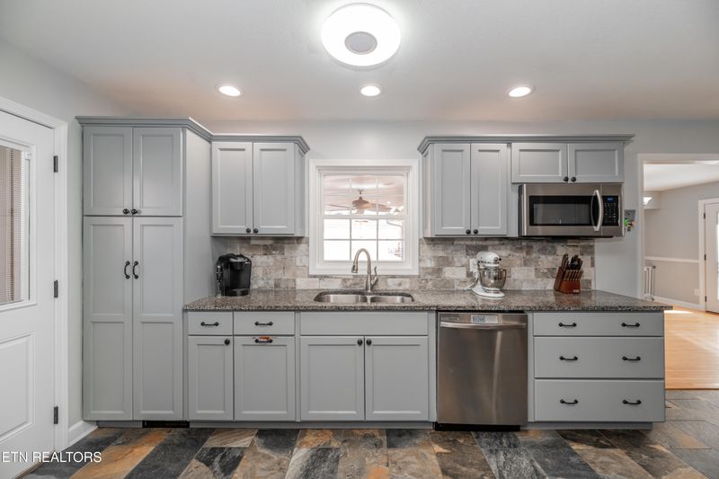 421 Maple Ave, Oliver Springs, TN 37840